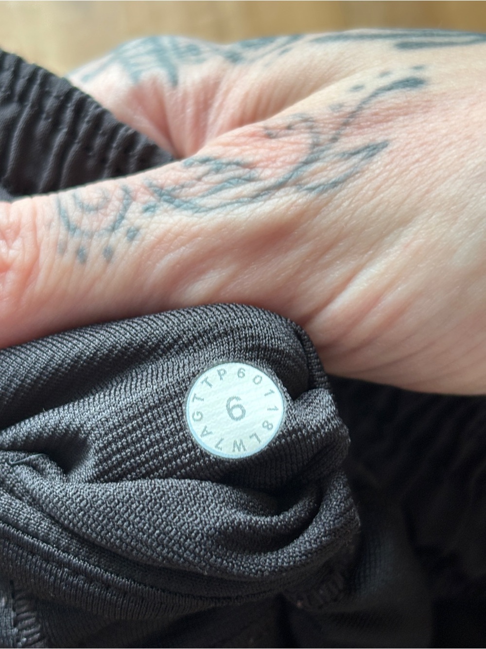 Lululemon Hotty Hot Short II *Long 4" Black Size 6 - Picture 3 of 4